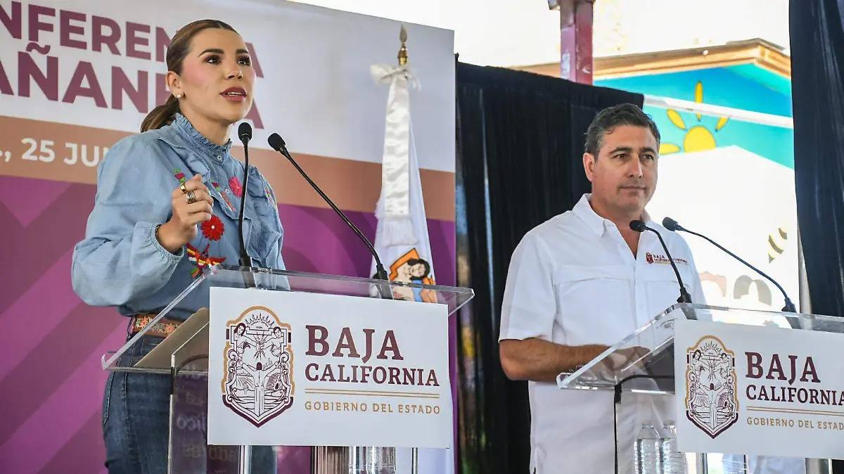 La gobernadora Marina del Pilar Ávila Olmeda junto al secretario de Turismo, Miguel Aguiñiga Rodríguez