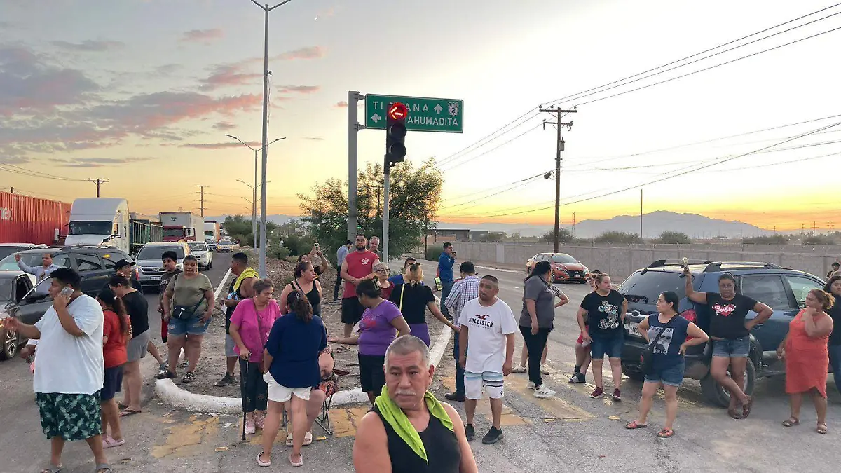 Más de 48 horas sin el servicio, se encuentran varios postes de luz colapsados desde el domingo.