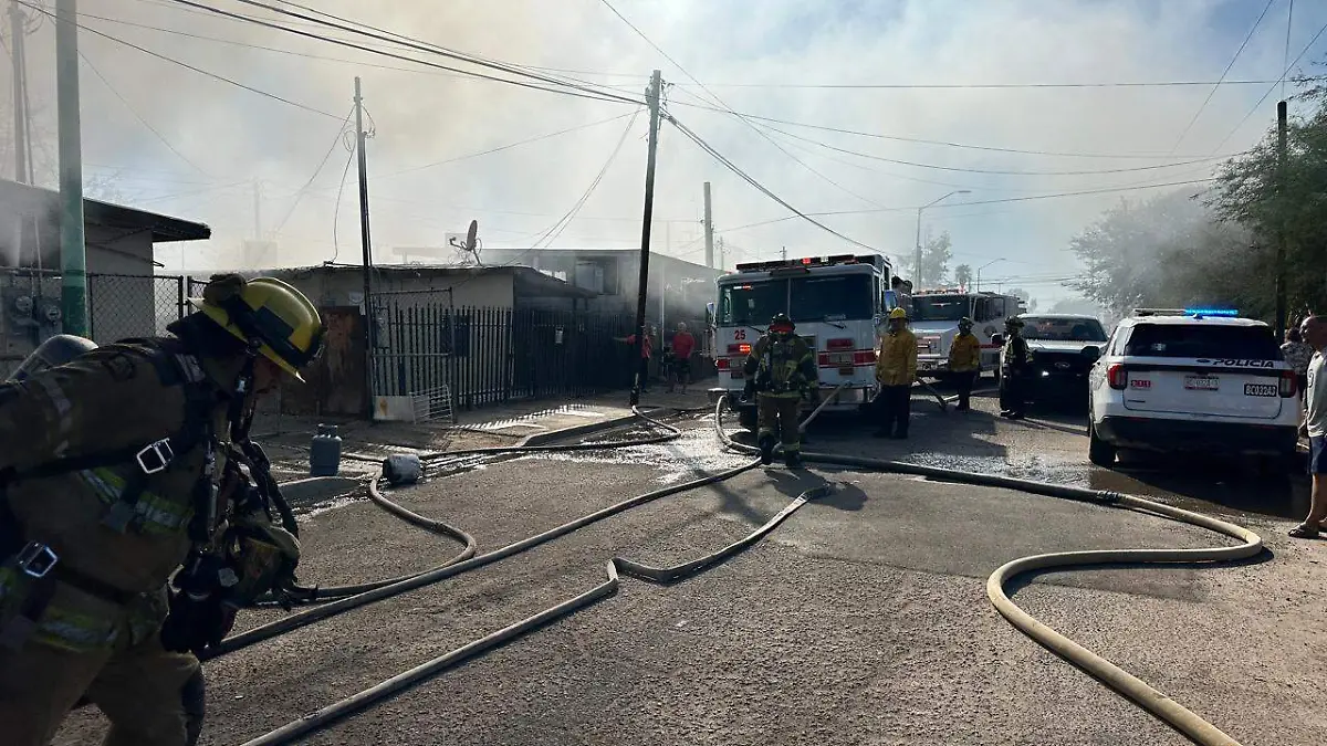 Al lugar acudieron tres o cuatro unidades para combatir el fuego