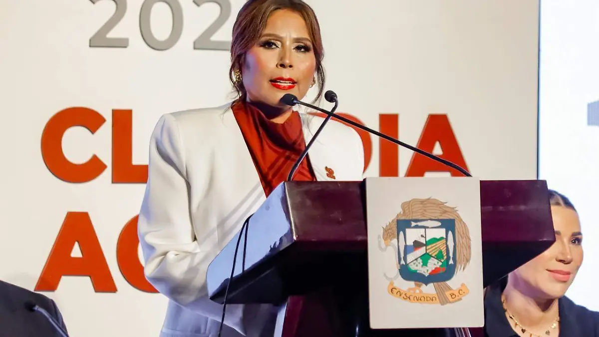 Claudia Agatón Muñiz, presentó su primer informe de gobierno