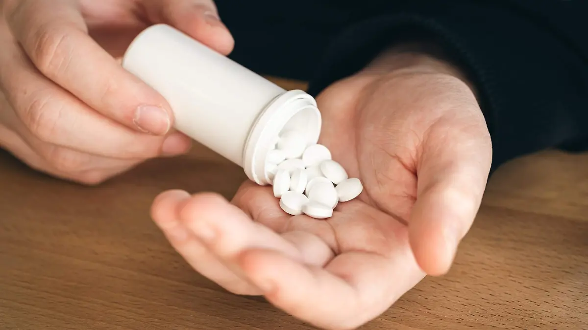 muchas-pastillas-blancas-en-manos-de-un-hombre-adulto