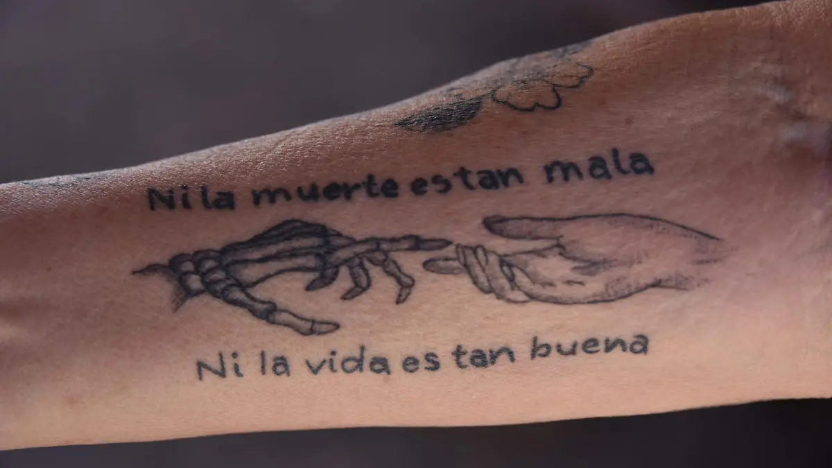 María del Carmen, mejor conocida como Tila García, quien se denominó como sobadora, compartió para La Voz de la Frontera que lleva alrededor de 8 años trabajando con la santa muerte