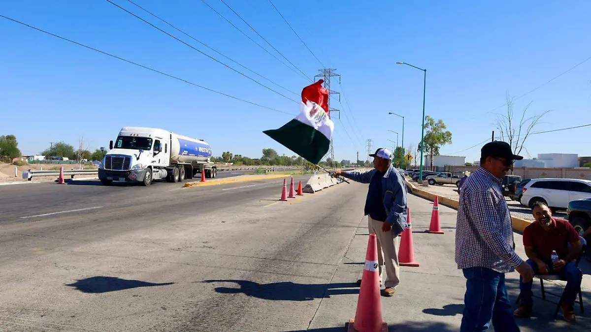 Continúa manifestación de trigueros en el libramiento Mexicali - Tijuana
