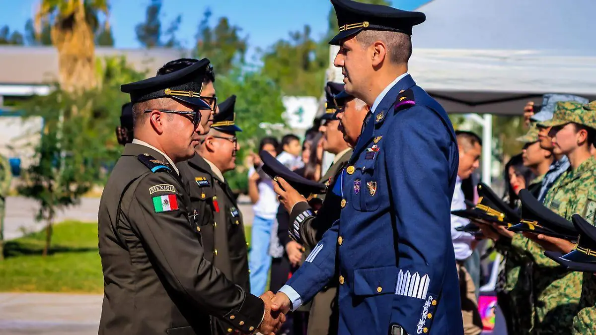 Ascienden de rango a diez militares