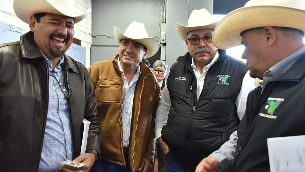 Entre las personas que sí participan en la reunión, se encuentra el presidente del distrito de Riego 014, Juan Carlos Fierro Yáñez, al igual que Horacio Gómez Carranza del Frente Nacional por la Defensa al Campo Mexicano
