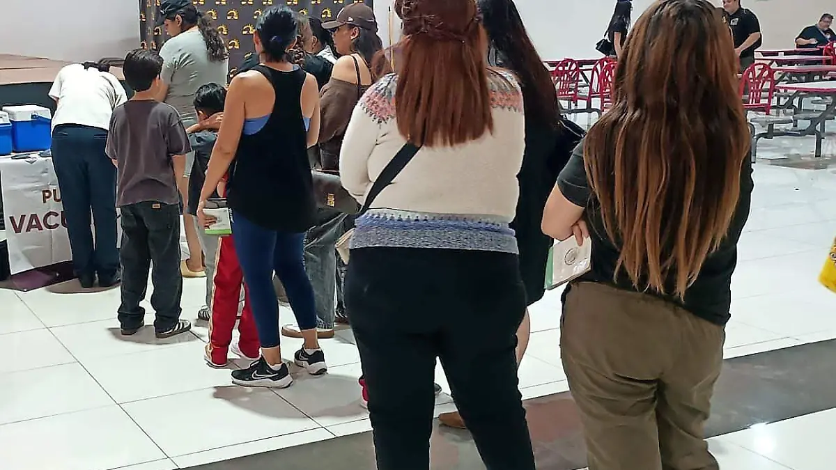 Modulo vacunación contra el sarampión en plaza Nuevo Mexicali