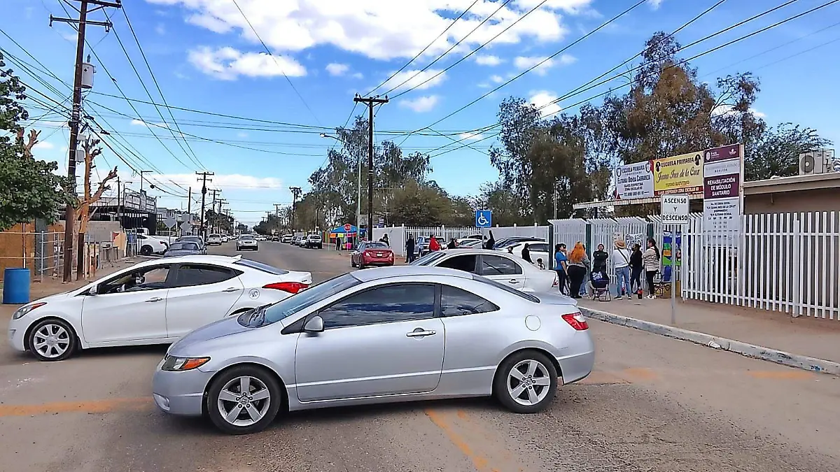 Madres toman primaria Sor Juana Inés de la Cruz y bloquean calle