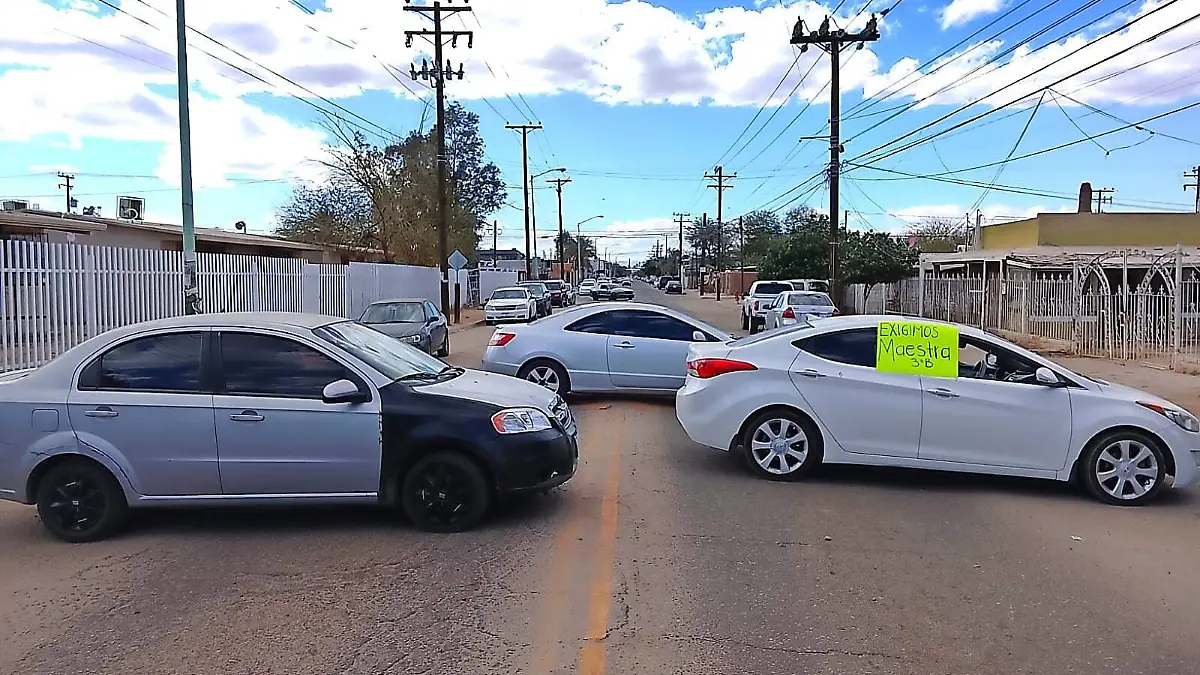 Madres toman primaria Sor Juana Inés de la Cruz y bloquean calle