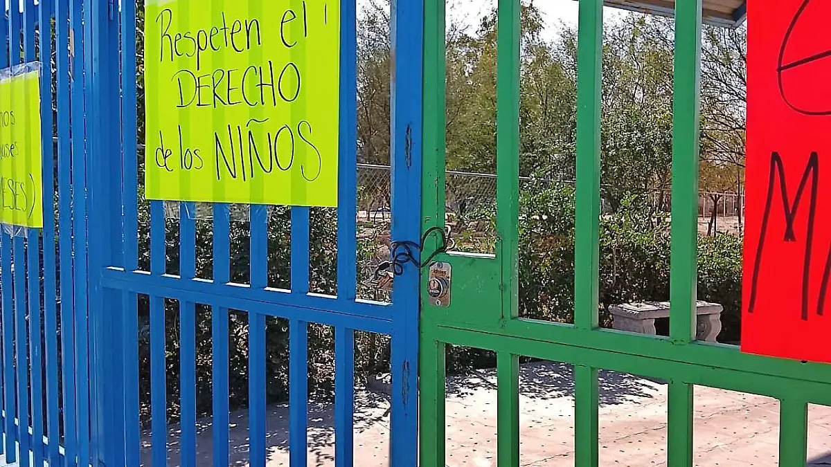 Madres señalan retiro de plaza en kinder; toman el plantel