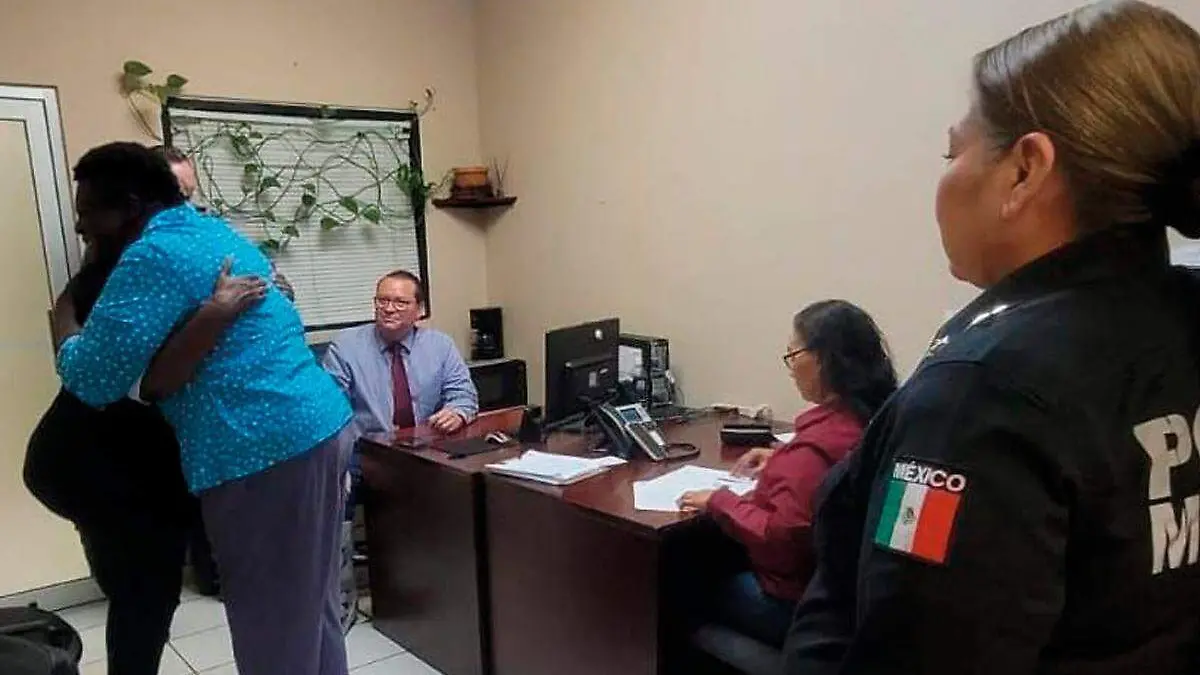 mujer reunida con su familia