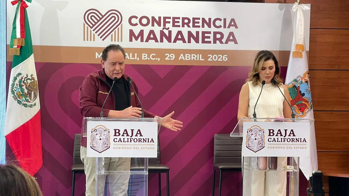 Adrián Medina Amarillas y Marina del Pilar Ávila Olmeda en la mañanera