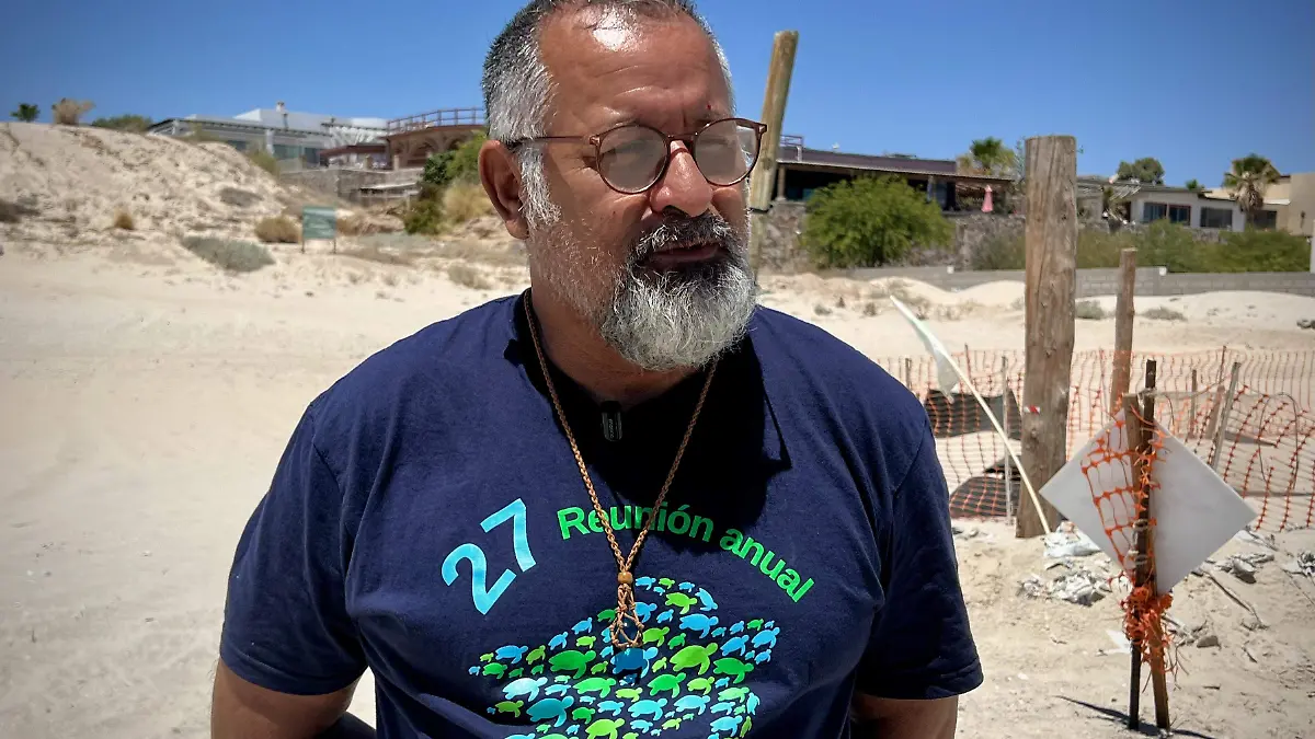 señor que cuida tortugas