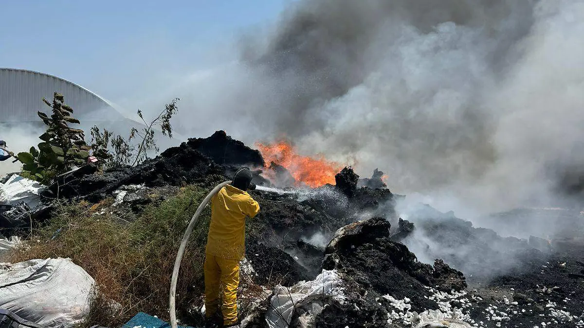 Arden 20 toneladas de desechos plásticos