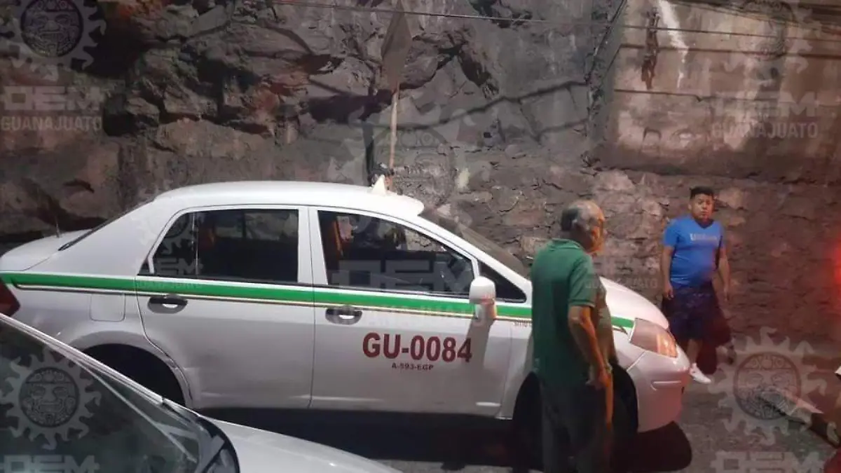 Taxi-provoca-caos-vial (2)