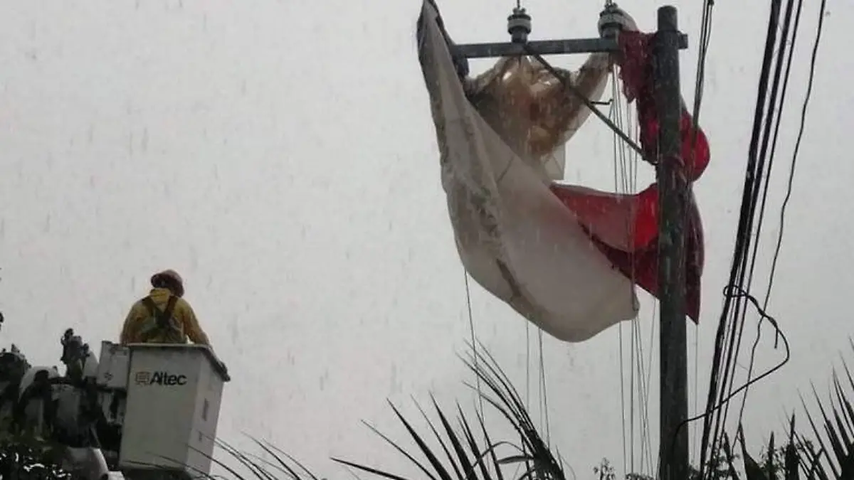 Joven queda colgada de un parachute en Puerto Vallarta