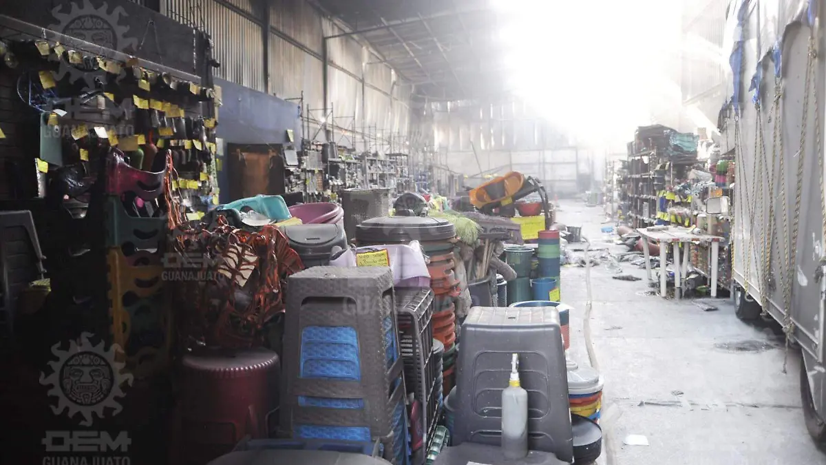 Incendio-bodega-de-plásticos-2