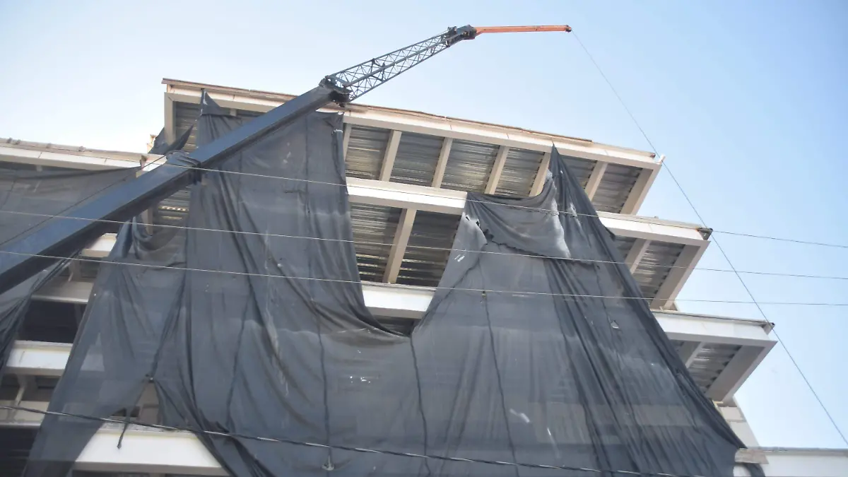 Electricista sobrevive a caída 