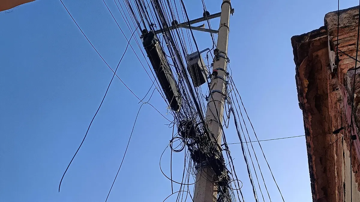 Una maraña de cables ensombrece la belleza del Centro Histórico