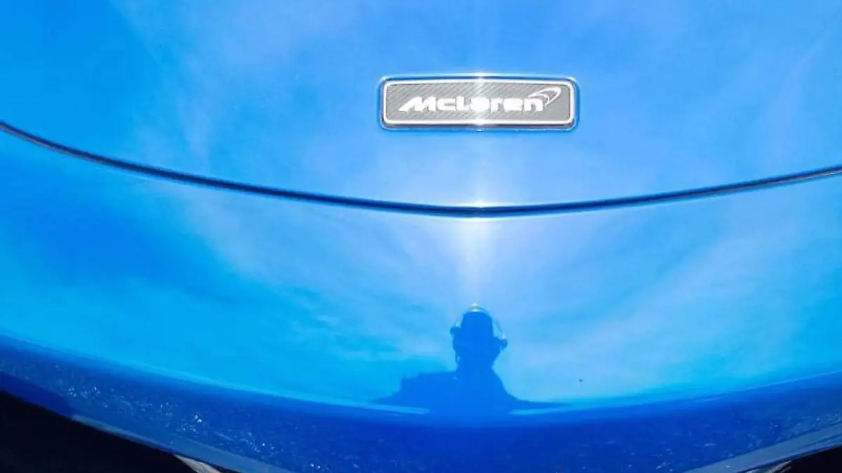 Tráiler choca contra un McLaren en la carretera Silao-Irapuato