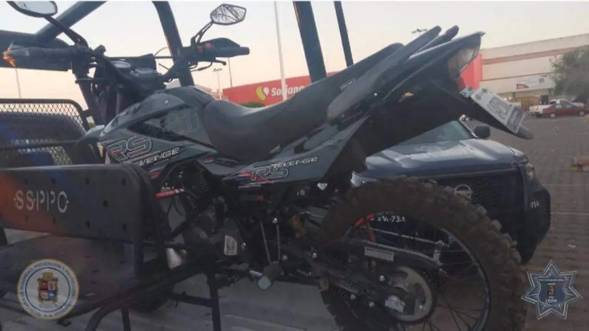 Juan Antonio, de 21 años, fue capturado con dinero, cigarros y el arma blanca que usó para amenazar a una empleada