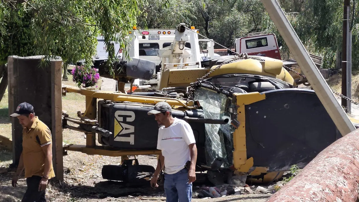 Retroexcavadora se vuelca en bajada de Pozuelos