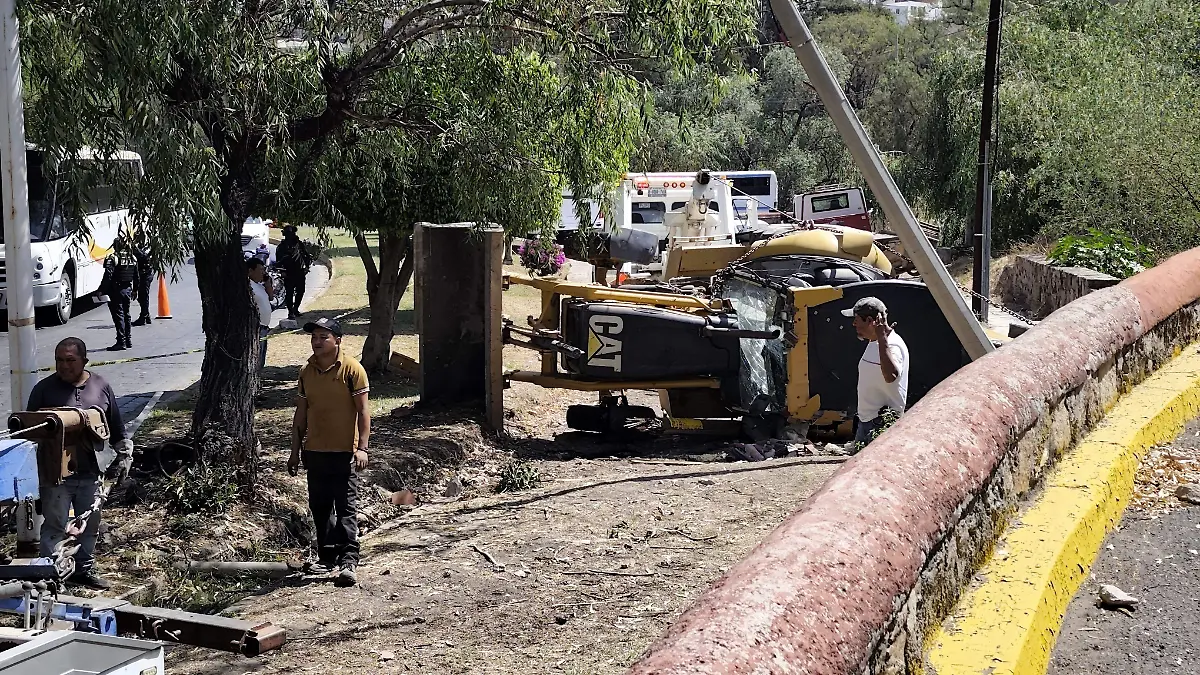 Retroexcavadora se vuelca en bajada de Pozuelos