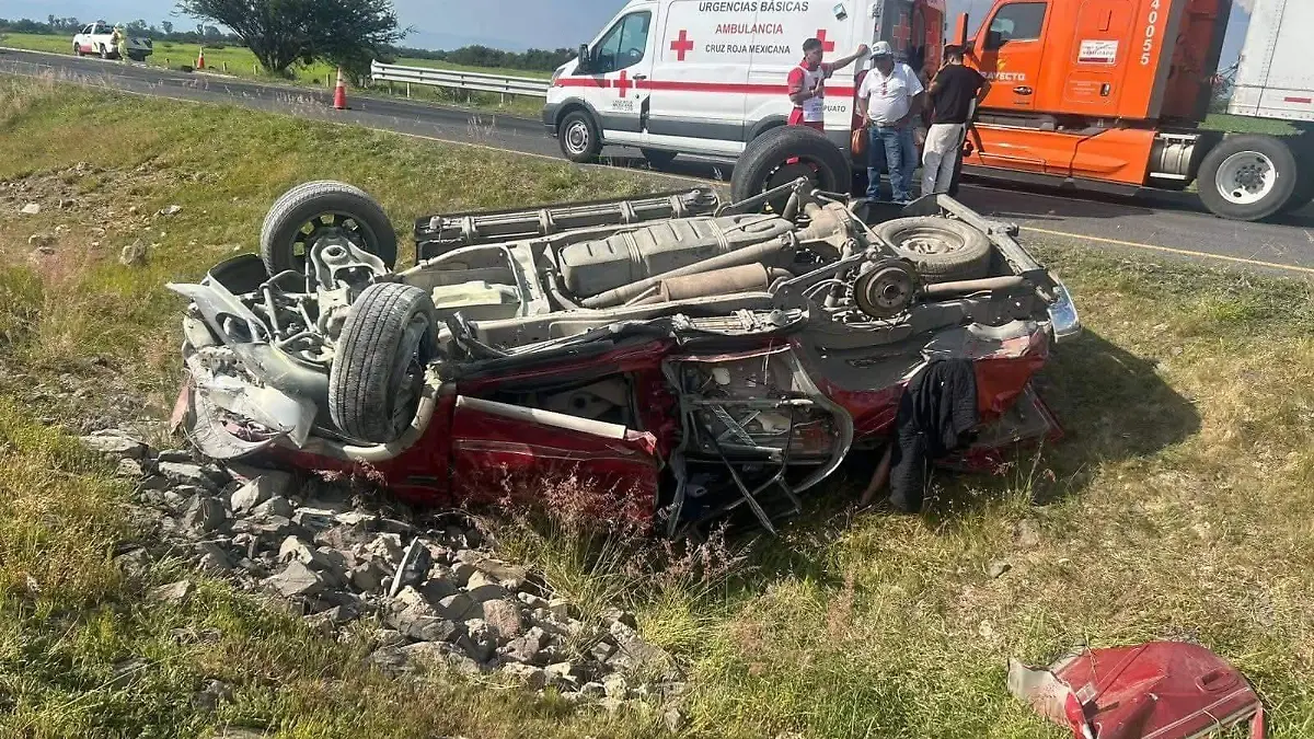 Dos muertos y seis heridos en volcadura en la autopista Salamanca–León