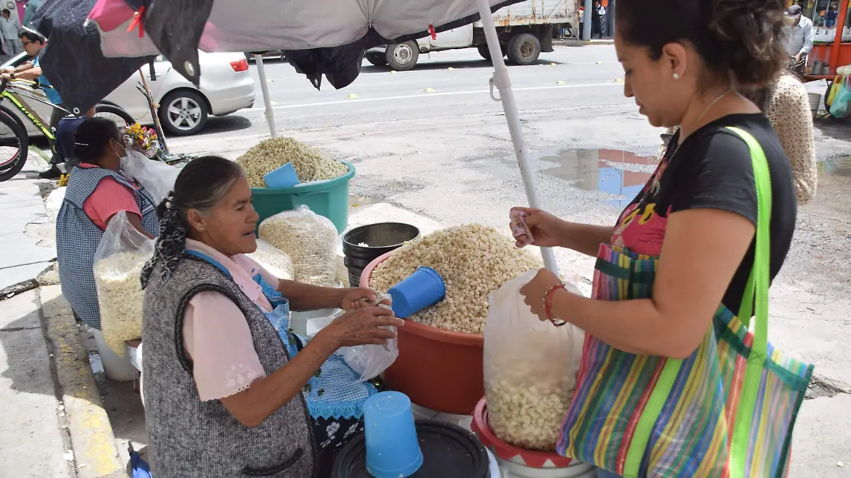 Vendedoras de maíz pozolero en León pierden hasta 80 % de sus ventas