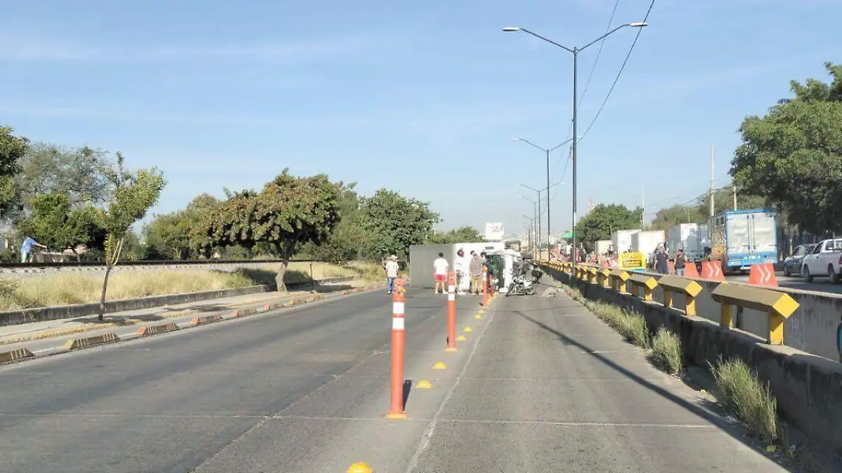 Cierres viales en León por dos accidentes de tráileres esta mañana