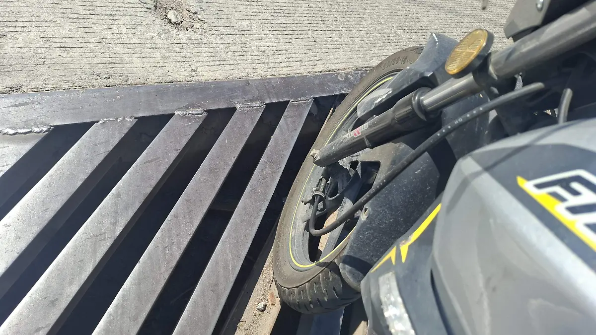 Coladera sin rejilla en avenida Calzada Tepeyac, en León