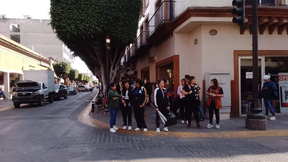 leoneses cartel feria (1)