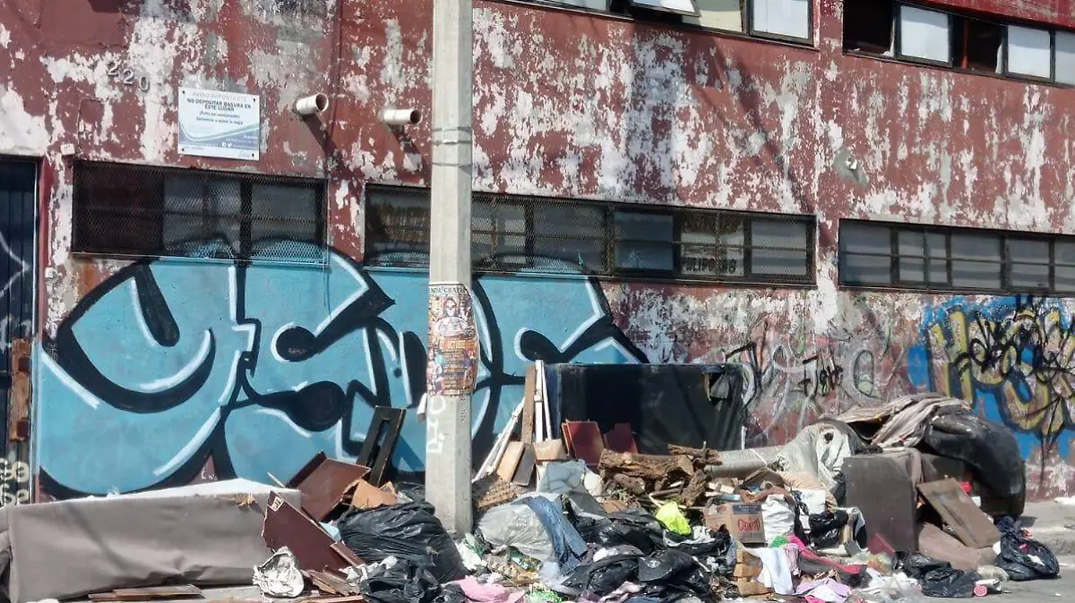 Vecinos de San Nicolás en León denuncian basurero clandestino en plena vía pública