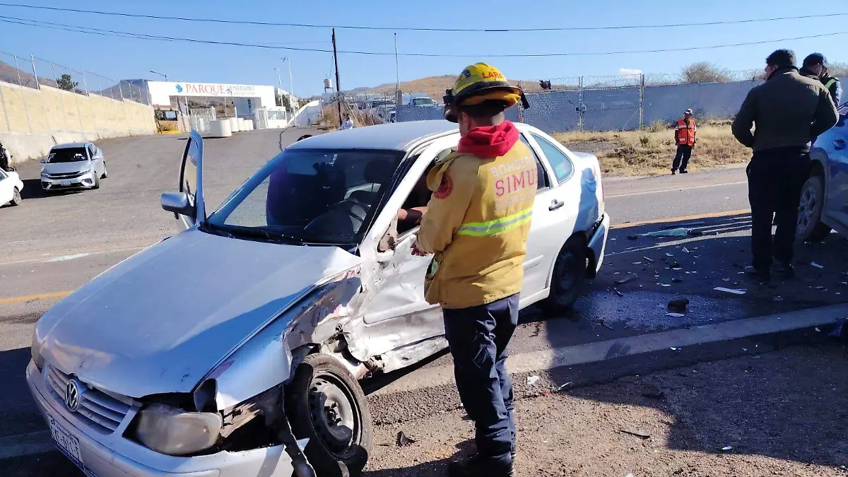  Choque entre Volkswagen y Kia en carretera a Juventino Rosas