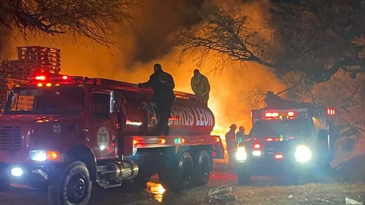 cortesía - INCENDIO TARIMAS 
