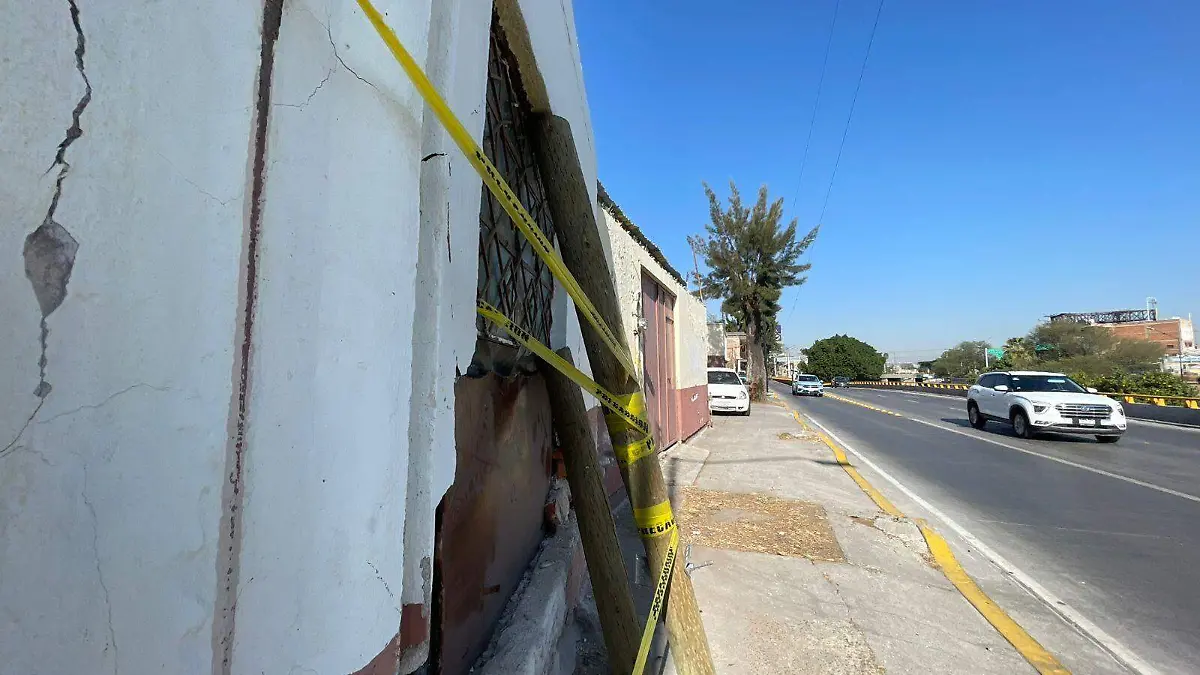 Un BMW se estrelló contra una casa en el Malecón de León