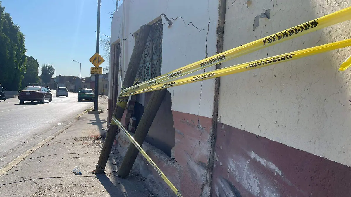Un BMW se estrelló contra una casa en el Malecón de León