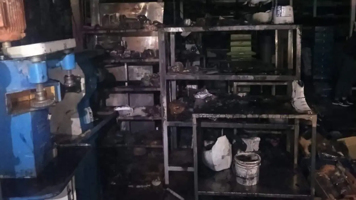 cortesía Bomberos - INCENDIO FÁBRICA  