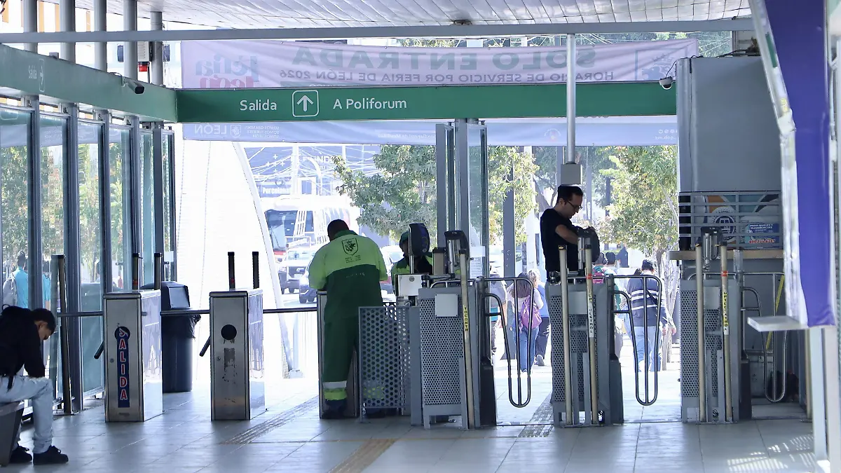 León reforzará la seguridad en paraderos del SIT