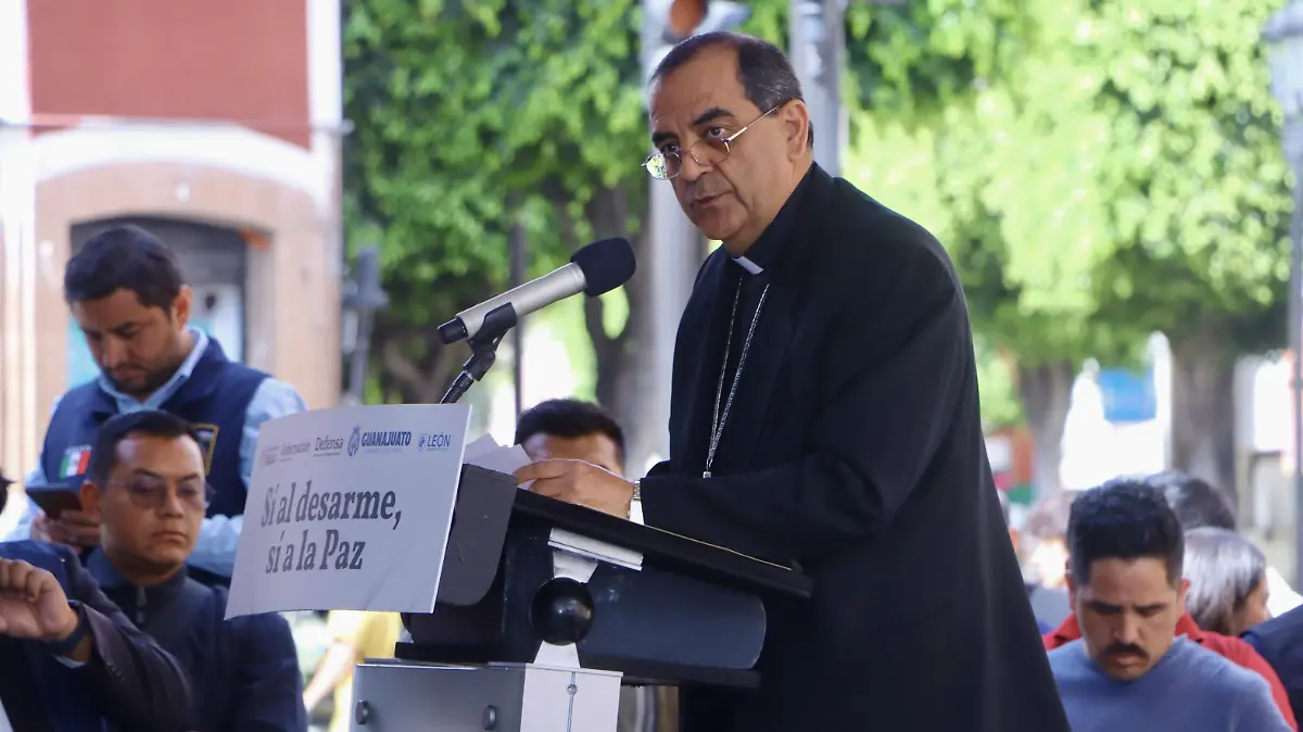 MONSEÑOR CALDERON - Francisco Meza - El Sol de León (1)