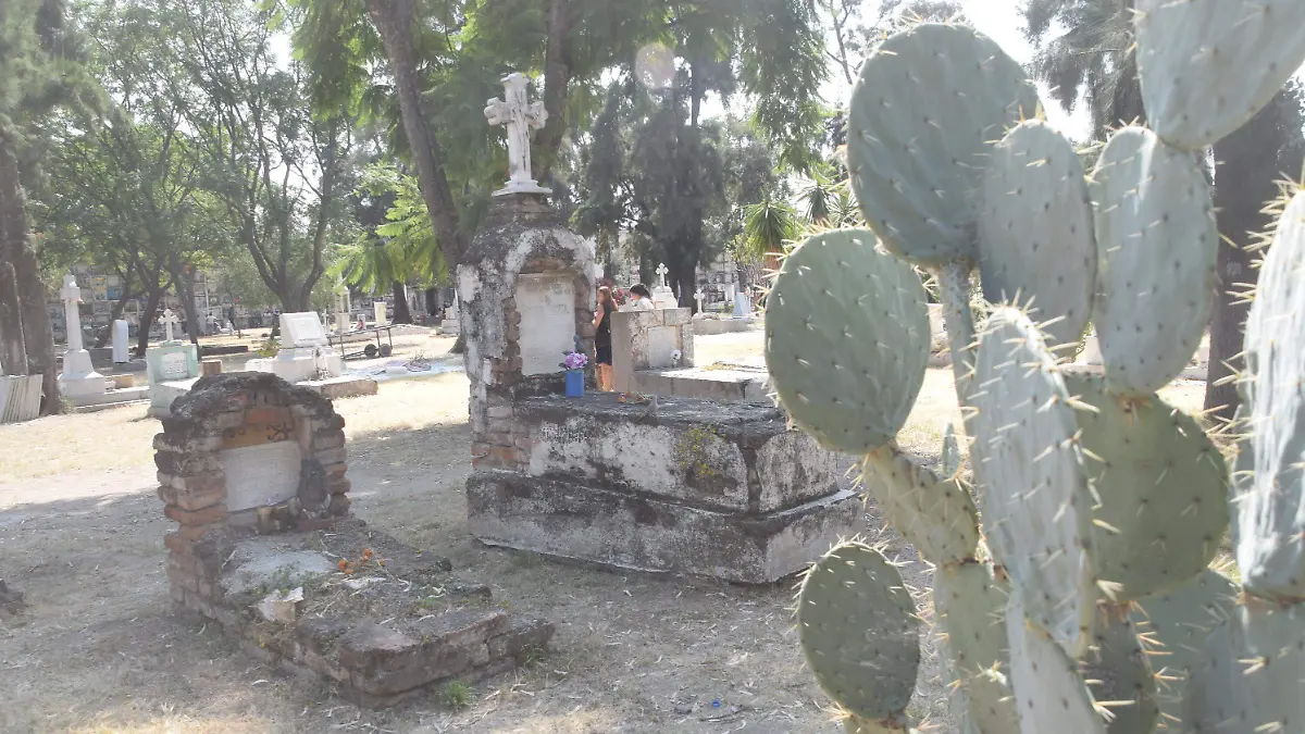 F CARMONA TUMBAS VIEJAS DEL PANTEON (4)