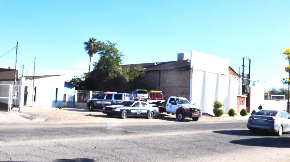 Preciso instante que la policía aseguraba la camioneta GMC Jimmy 1997 robada, por la avenida Sinaloa entre calles Benjamín Hill y Yocupicio