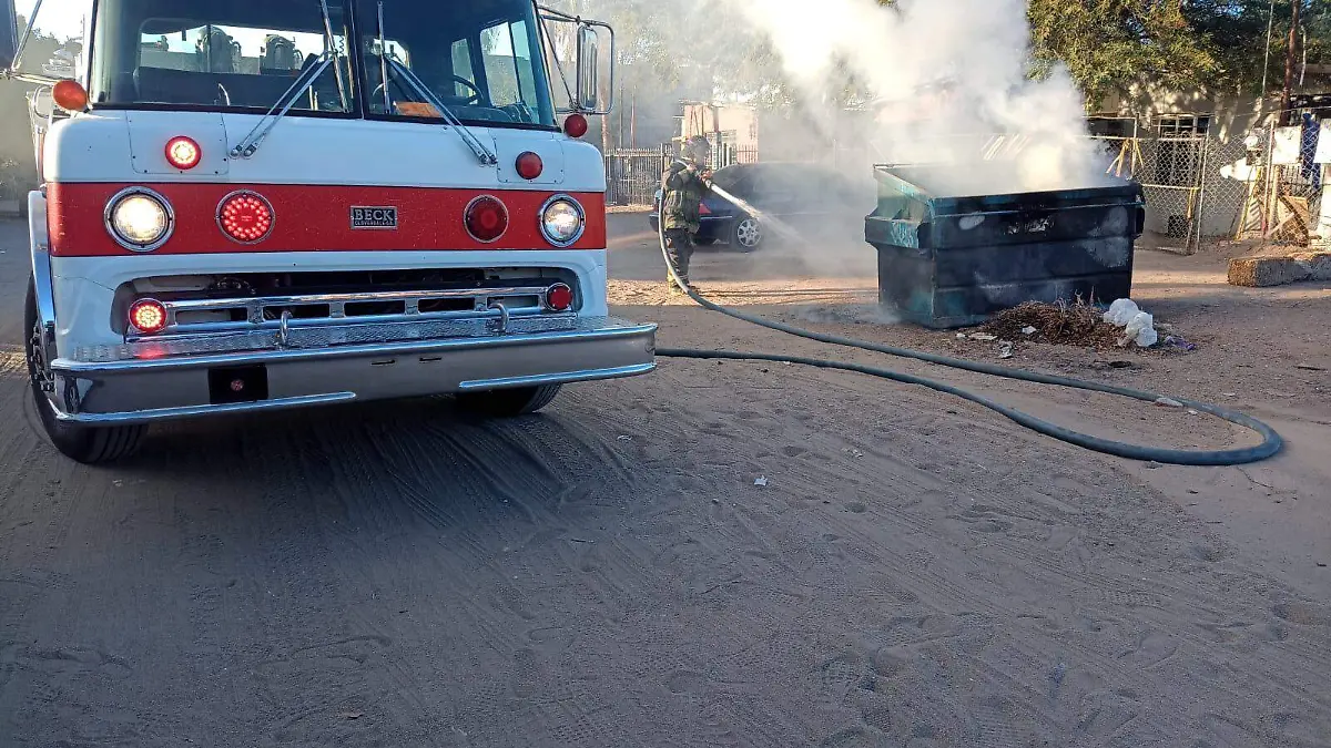Los vagos incendiaron la basura de un contenedor, provocando la movilización de los Bomberos Voluntarios hasta la avenida 5 de Mayo entre calles 34 y 35