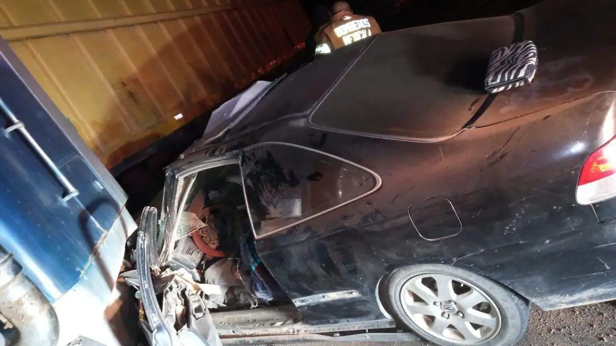 el automovilista Javier, de 23 años, quien era residente del valle de Mexicali, anoche falleció al estrellarse contra un tráiler
