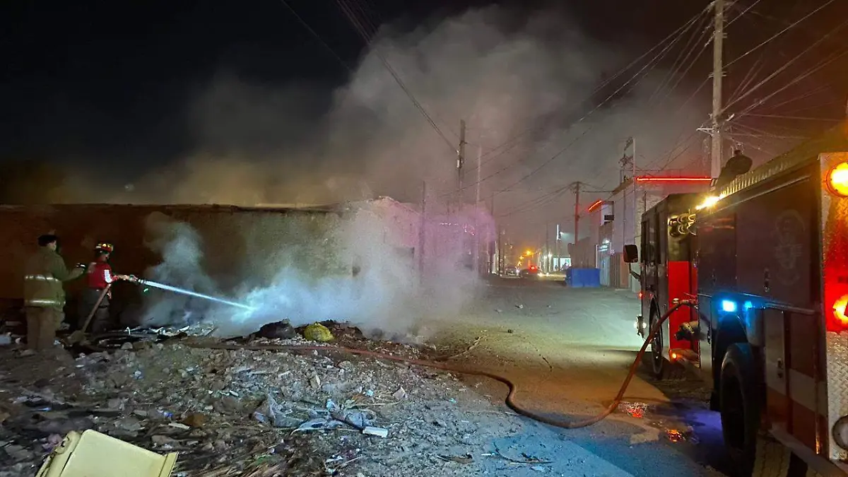 Bomberos Voluntarios combatieron varios incendio de basura registrados en domicilios de la colonia Comercial. No hubo daños en viviendas cercanas.