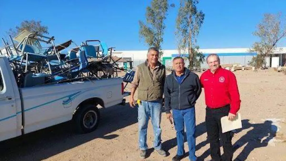 Personal de la UES hizo entrega de decenas de mesabancos al Cuerpo de Bomberos Voluntarios de San Luis