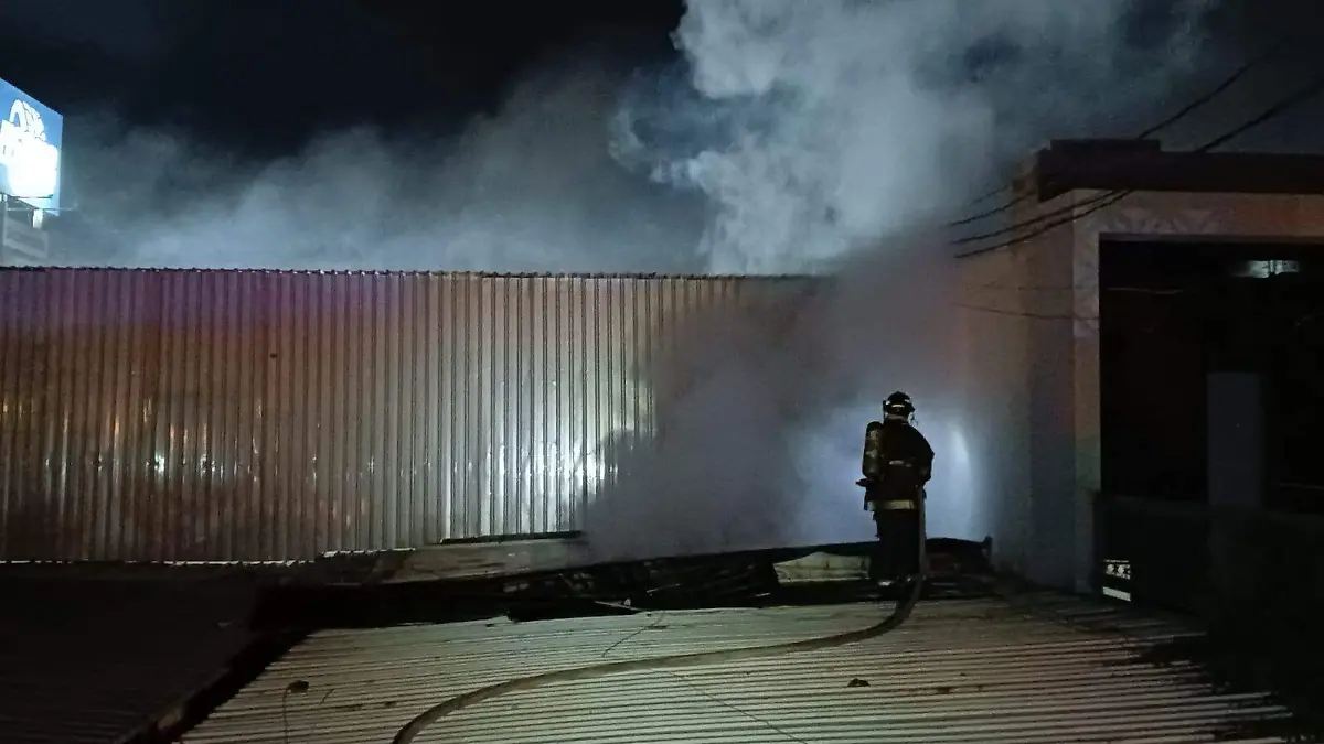 Bomberos Voluntarios y Bomberos Rurales combatieron fuerte incendio ocurrido hoy en la madrugada en una cuartería