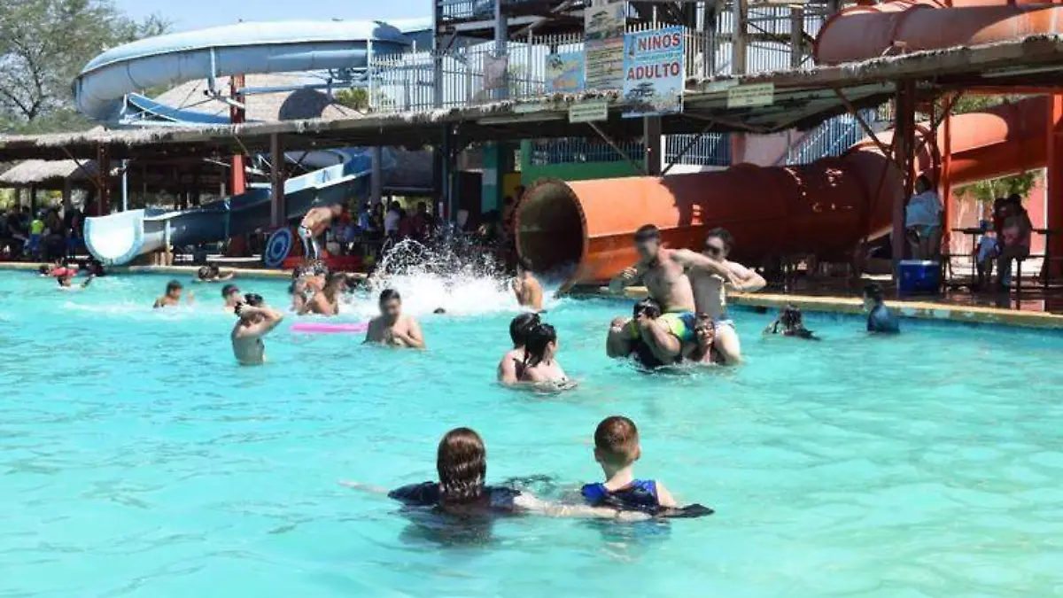 Las 54 albercas están listas para recibir a los bañistas