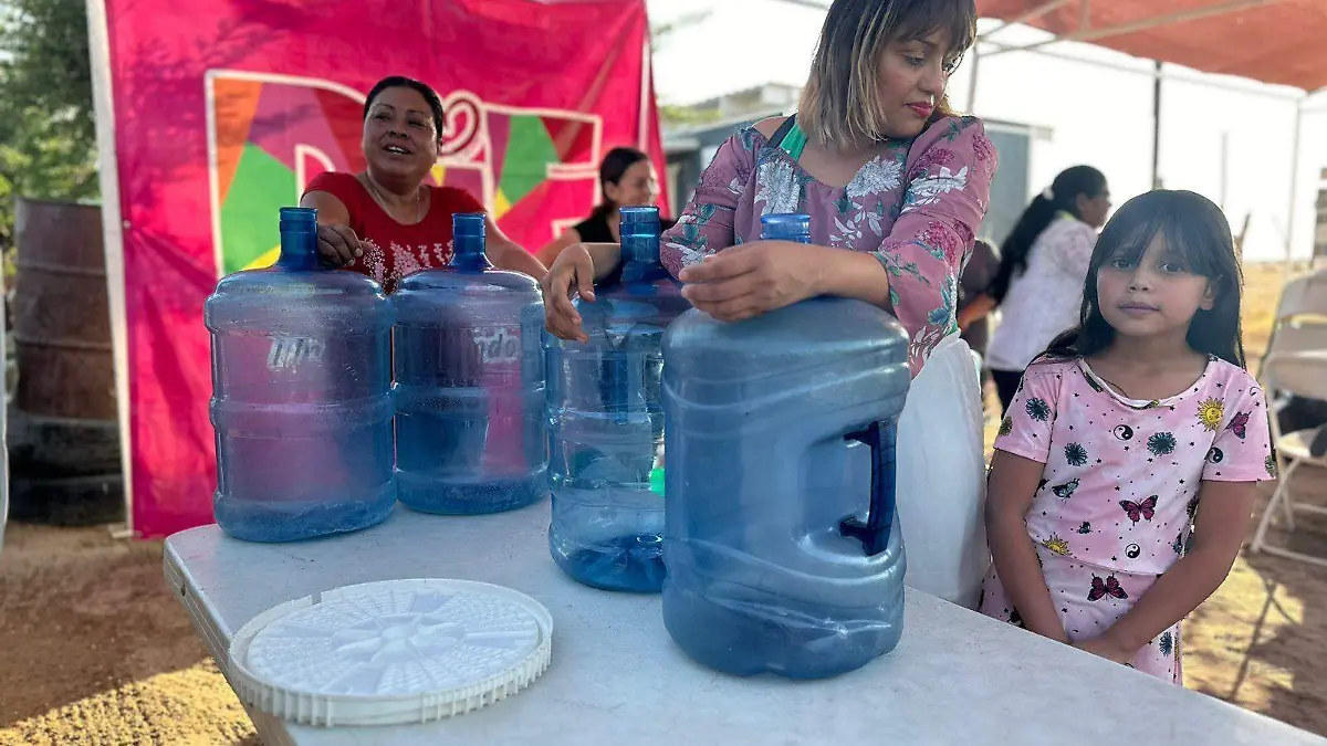 Llevan programa de llenado de garrafones a la colonia Topahue