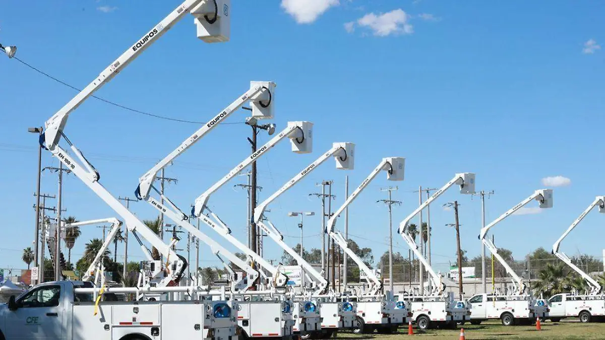 Se entregaron grúas a la División de Distribución de Energía Eléctrica de Baja California a dónde pertenece San Luis Río Colorado 01