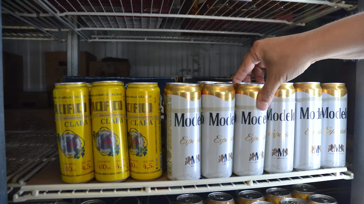 Se espera que en la tarde del viernes haya mucha gente adquiriendo la cerveza, sobre todo la que regala hielo 01